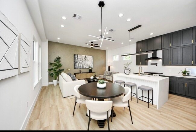 Building Photo - 7911 Lynette St