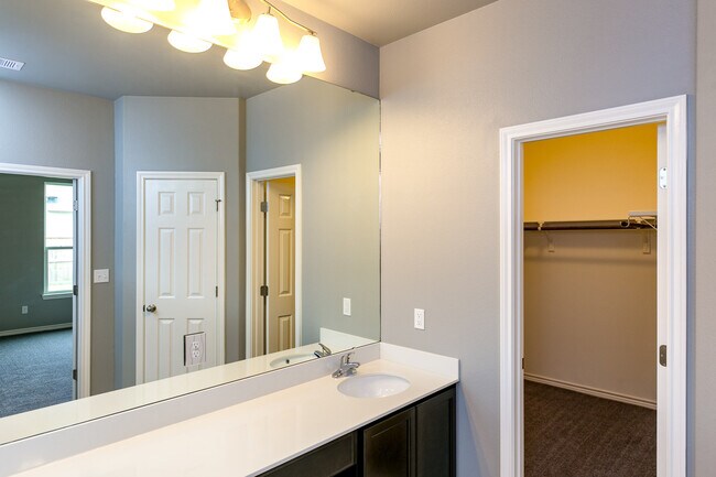 Building Photo - 3726 Ahuja-  3/bedroom 2/bath $2200/month