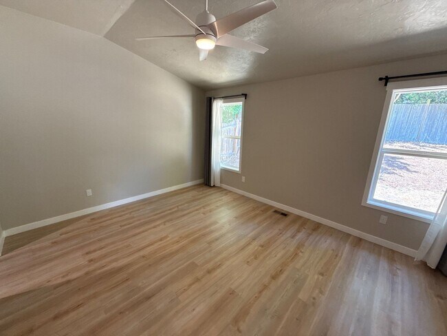 Building Photo - 5647 SW Windflower Dr
