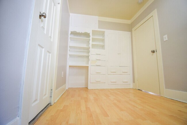 Building Photo - 2 Bedroom 1 Bath Home with Large Yard in t...