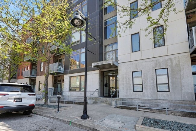 Building Photo - Condo - $1900 Rent - 2 bed