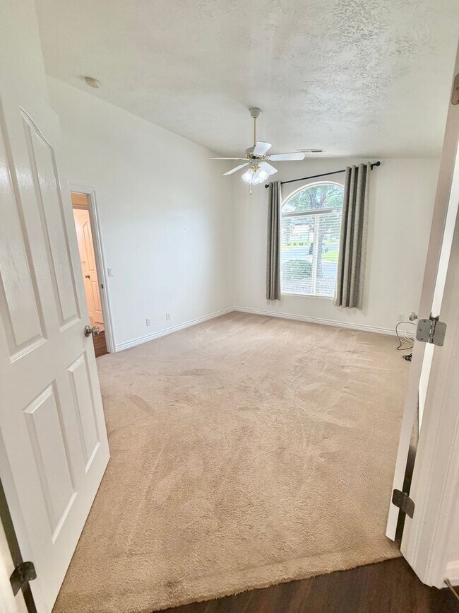 Building Photo - 143 187 N Westridge Dr