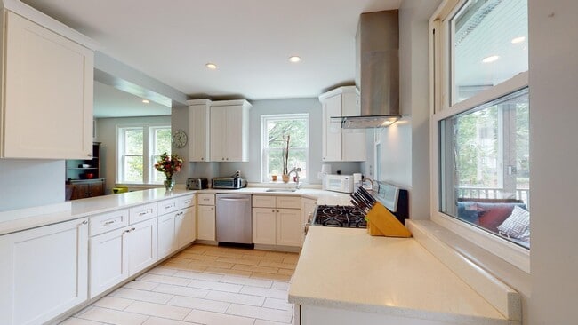 Building Photo - 1700 D St SE