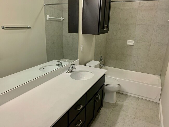 Building Photo - Gorgeous 5 bedroom home. Spacious and Elegant!