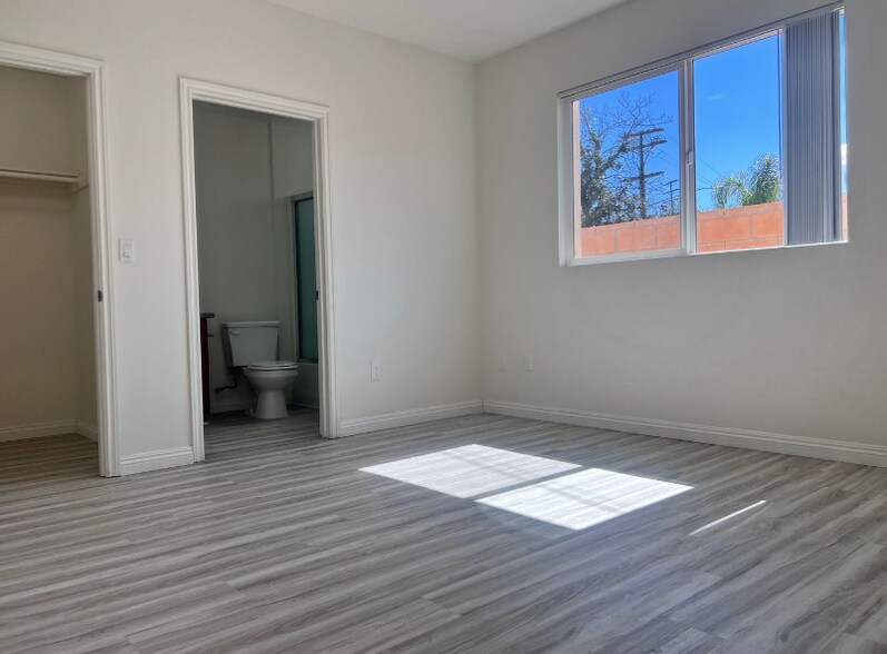 Building Photo - 6829 Simpson Ave