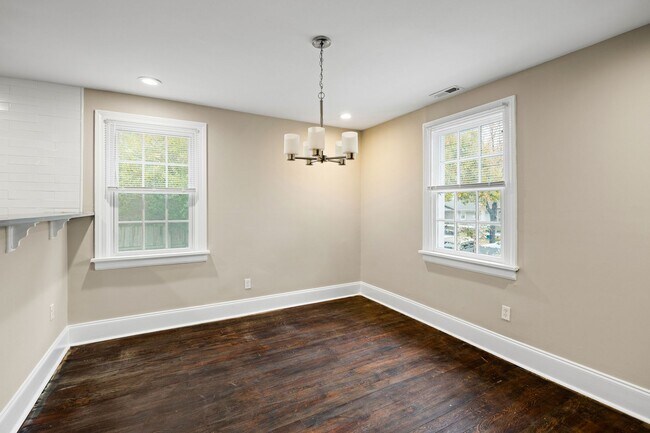 Building Photo - Quaint 3 Bedroom/2 Bath Home Located Near ...