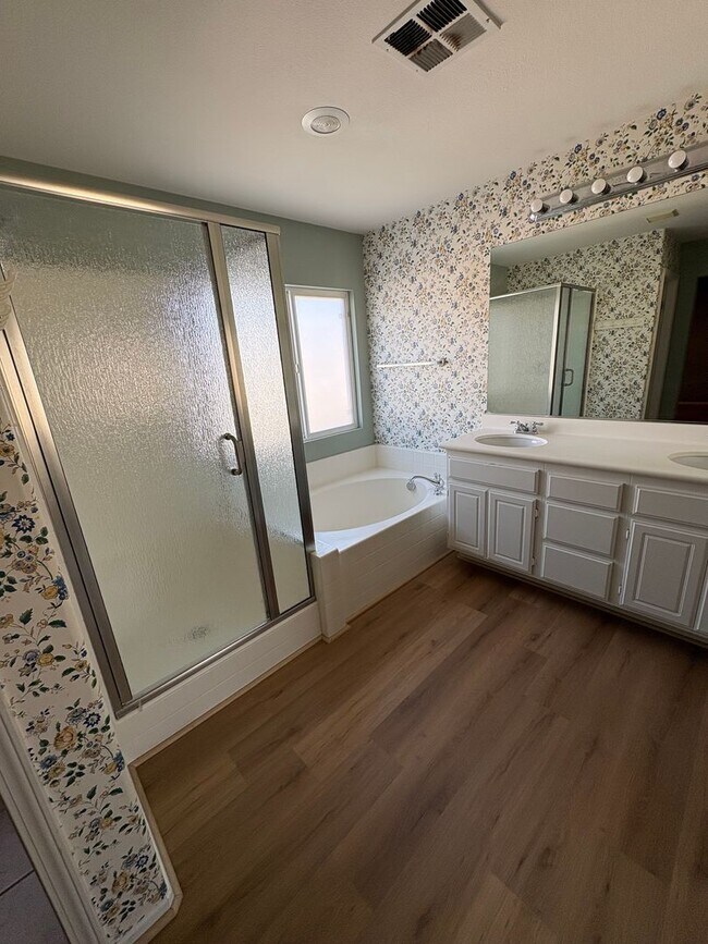 Building Photo - Beautiful 2-story home