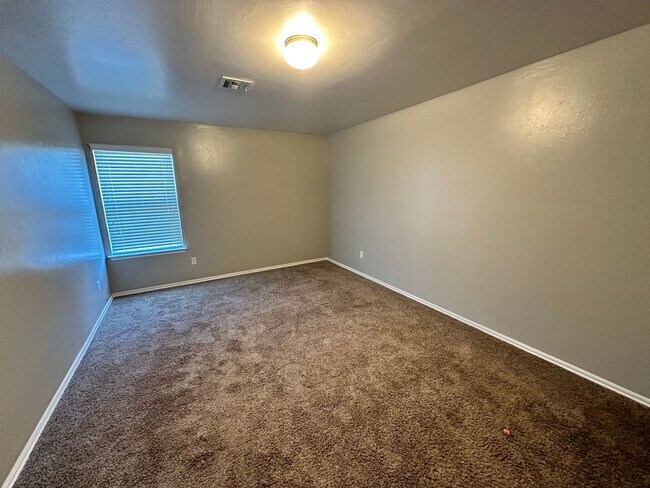 Building Photo - 3 bed 2 bath in Mustang- Move in Special!