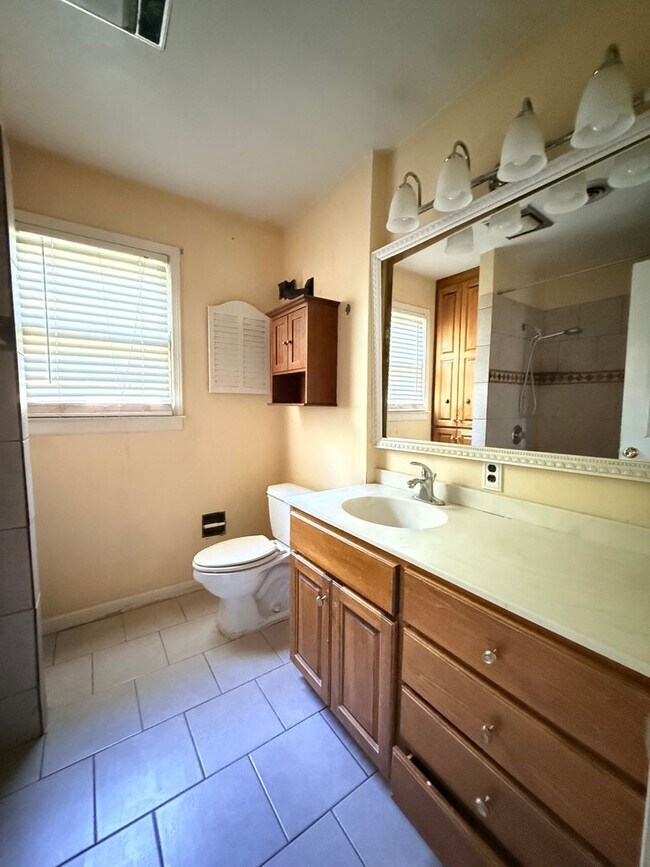 Building Photo - 4 Bed / 2 Bath Spacious Home – Perfect for Families or Roommates