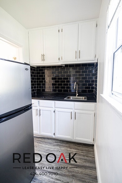 Building Photo - 851 S Kenmore Ave