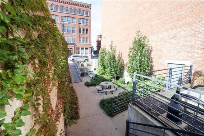 Building Photo - 609 Central St