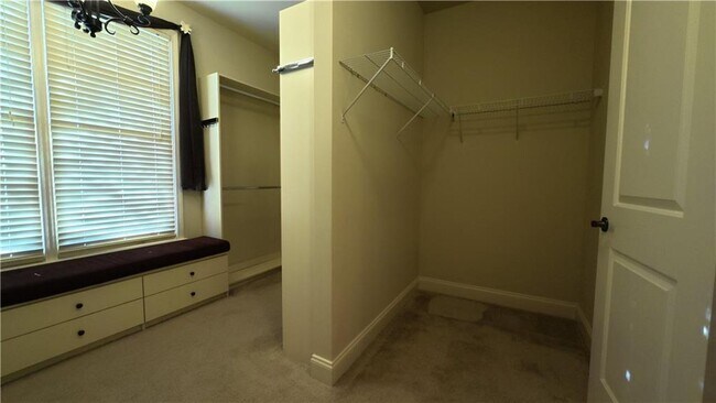 Building Photo - 3361 Lake McGinnis Dr