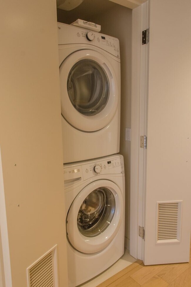 Building Photo - 2bd/2ba Seattle Condo