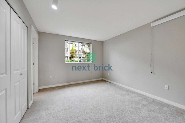 Building Photo - "Spacious 3-Bedroom Retreat with 3.5 Baths in Issaquah - 1,707 Sq. Ft. of Comfort!"