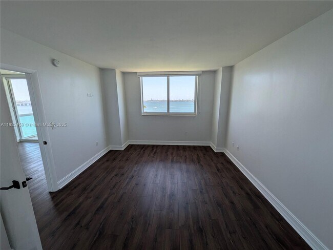 Building Photo - 1800 N Bayshore Dr