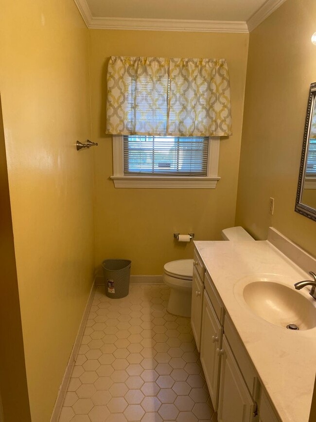 Building Photo - 3 Bedroom 3 Bath Brick Ranch