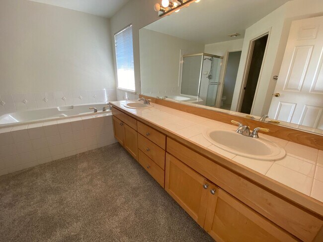 Building Photo - Spacious 4 bedroom 2.5 traditional house