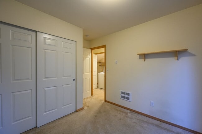 Building Photo - Available in June 2026 Well-maintained 3 bedrooms 2.5 bath townhouse located in the heart of Lake...