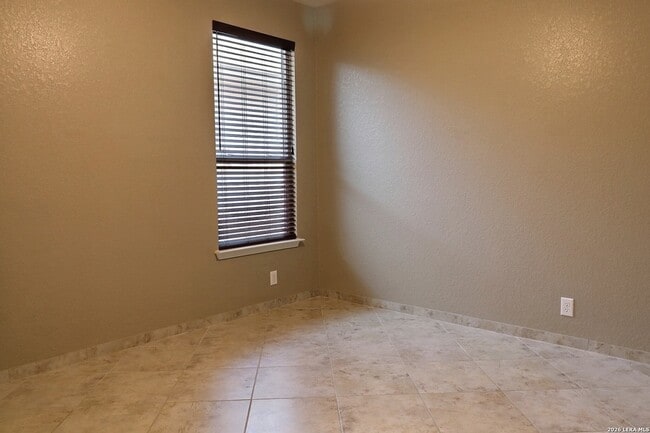 Building Photo - 211 Finch Knoll