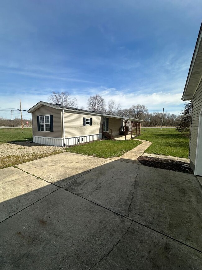 Building Photo - Two Bedroom Mobile Home