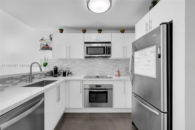 Building Photo - 300 S Biscayne Blvd