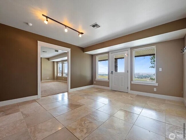 Building Photo - Home with a view for rent in Ephrata
