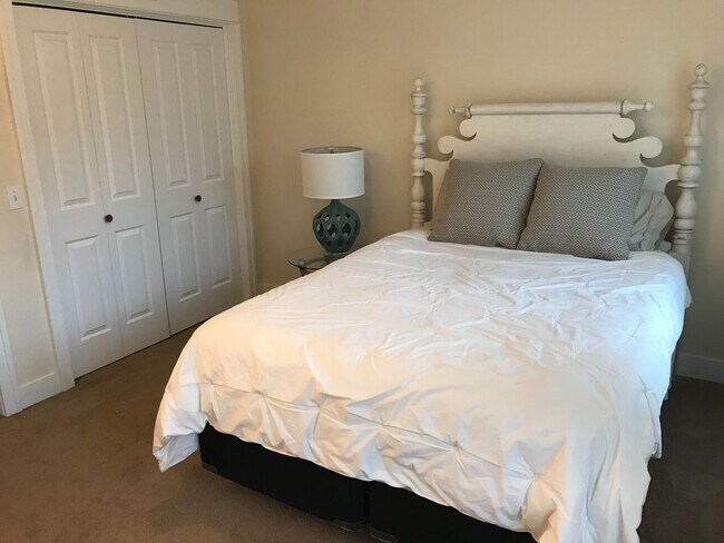 Building Photo - 4 Bedroom, 2 Bath Home near Uptown GR! Ava...