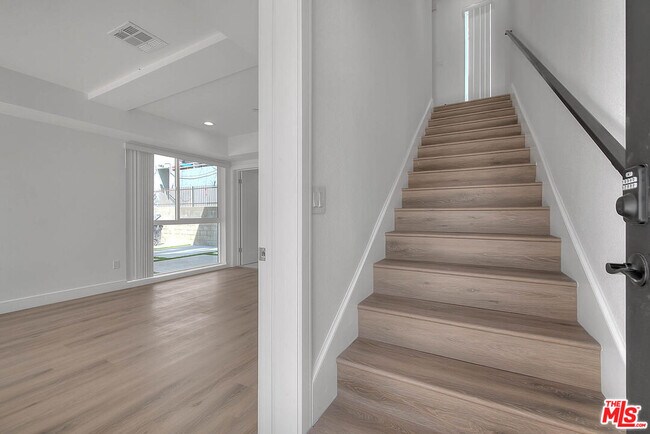 Building Photo - 1013 Wilton Pl