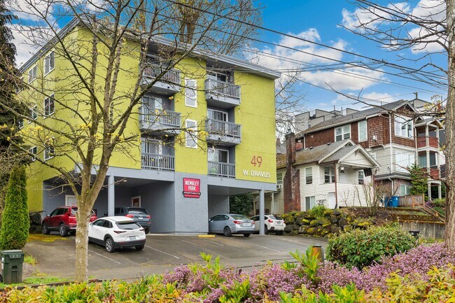 Building Photo - Huge 2 bedroom units on Queen Anne across ...