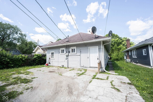 Building Photo - 521 N Gladstone Ave