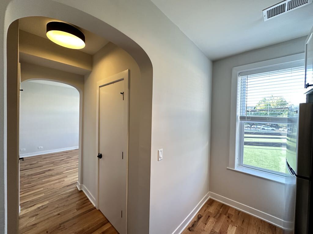 Building Photo - 659 W Wrightwood Ave