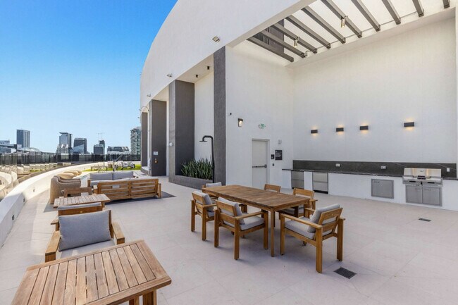 Building Photo - 225 N Miami Ave