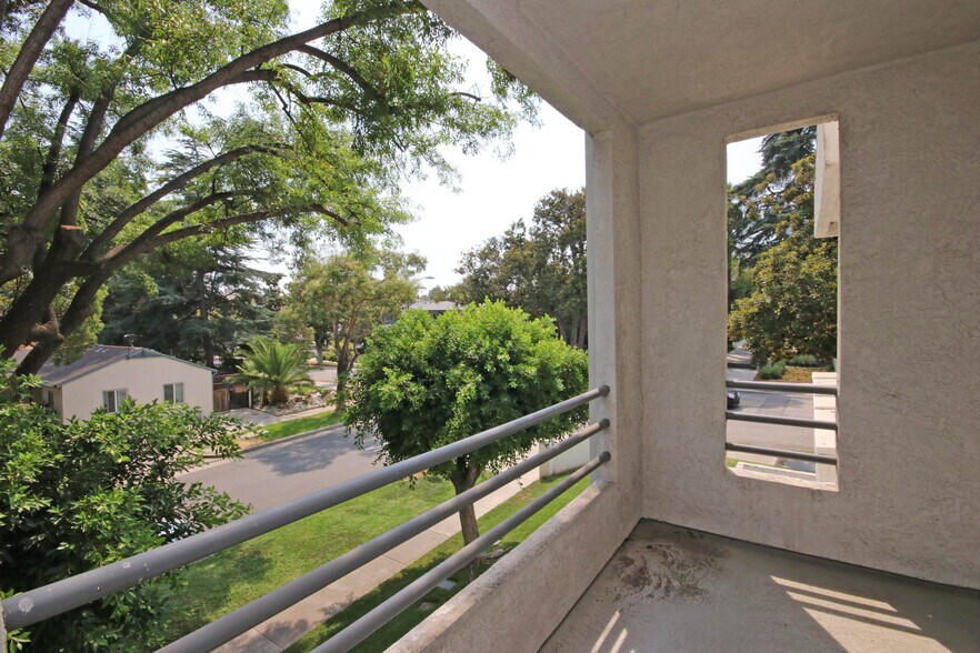 Building Photo - 300 N El Molino Ave