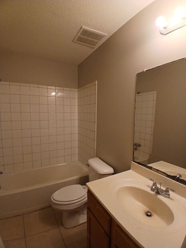 Building Photo - Newly Refreshed 3 bedroom 2 bath Duplex - Open To Section 8