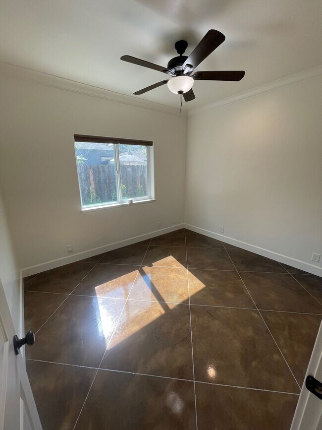 Building Photo - 126 W 20th St