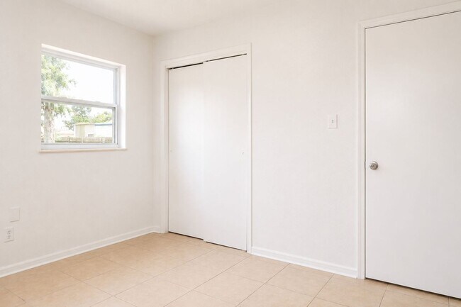 Building Photo - 3 Bedroom, 1 Bathroom Home for Rent in Apollo Beach!