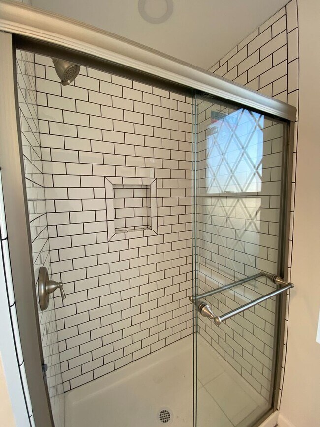 Building Photo - Fully Renovated 2 Bed, 1 Bath w/ Bonus Roo...