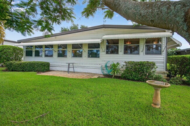 Building Photo - 7894 SE Saratoga Dr