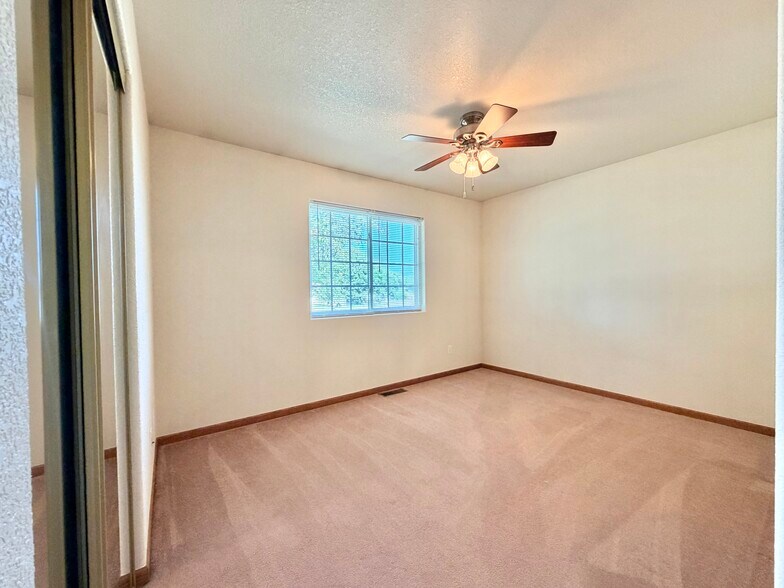 Building Photo - 275 S 21st Street Ct
