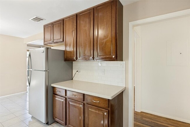 Building Photo - 1405 Broadmoor Dr