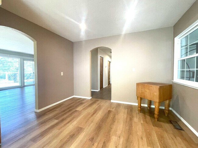Building Photo - 3/2 plus a large bonus room-Home on golf c...
