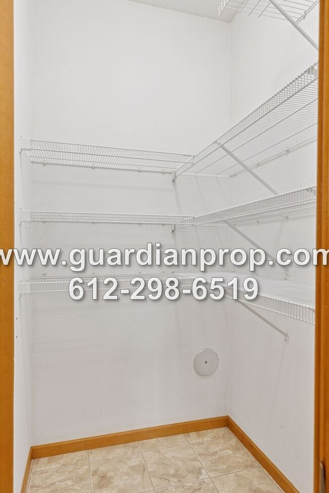 Building Photo - End Unit Townhouse Available Now, Open Floor Plan, Fireplace, Patio, Large Primary Suite