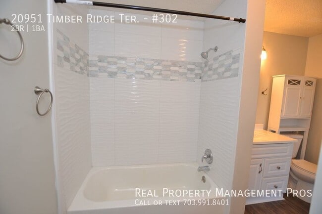 Building Photo - Updated 2 Bedroom Condo In Ashburn Farm Fo...