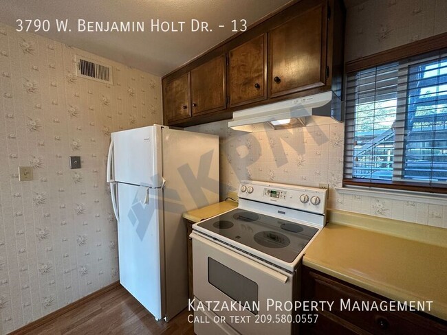 Building Photo - Downstairs Lakefront 2-Bedroom 2-Bath Nort...