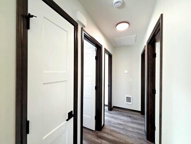 Building Photo - 1214 N Baker Ave