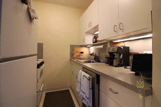 Building Photo - 1750 Beacon St