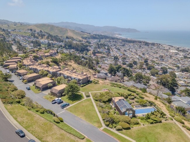 Building Photo - 262 Beachview Ave