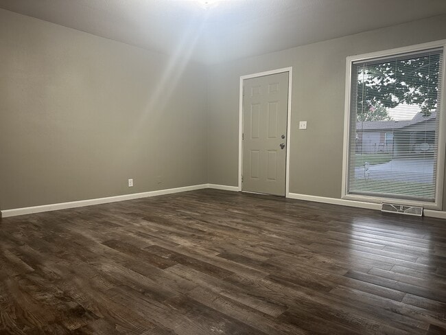 Building Photo - 602 Sara St