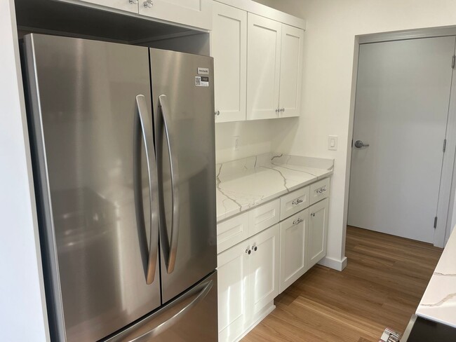 Building Photo - Newly Renovated Condo For Rent in Riverside!