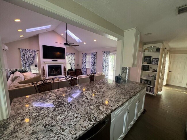 Building Photo - 5068 Beechwood Rd